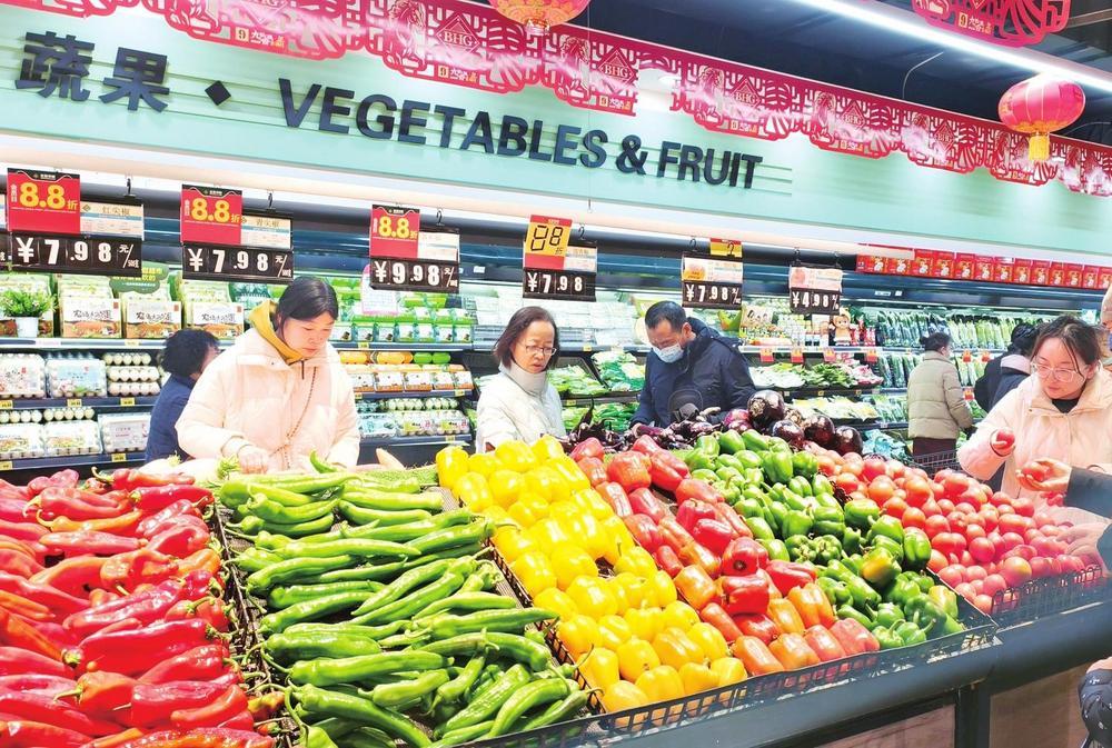 市民在兰州一家超市内选购蔬菜。春节临近,兰州各大商超货源充足、品类齐全。