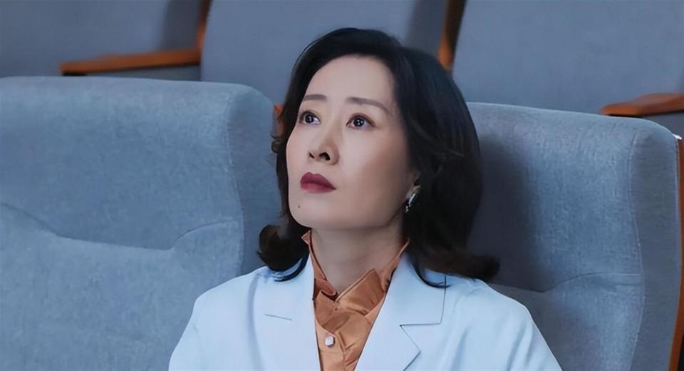 人民日报点名刘敏涛,释放两大信号,原来靳东一个字都没说错