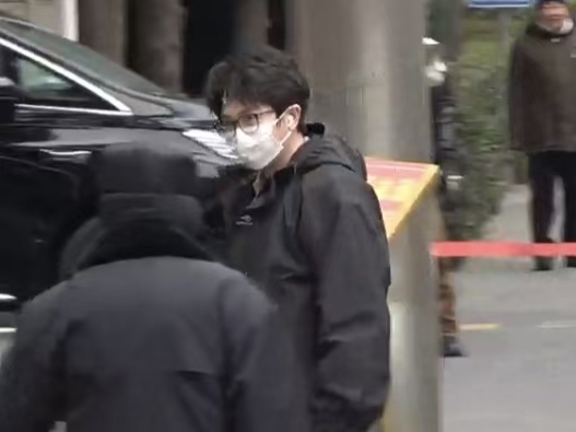 毛不易现身2026央视春晚首次联排，穿黑色外套戴口罩十分低调。