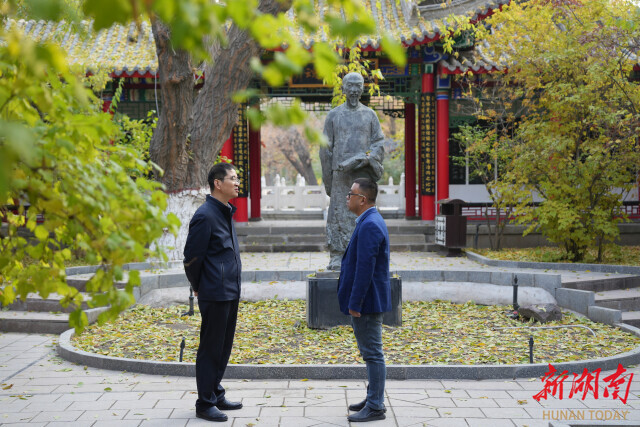 和谈（左）为湖南日报全媒体记者解联。