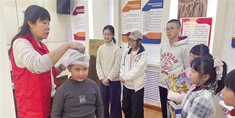 孩子们正在开展趣味活动