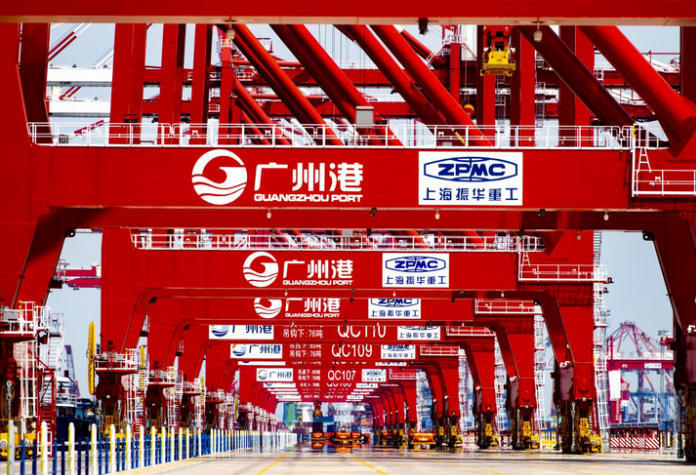 图：广州港码头作业场景