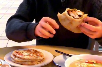 吉林家乡美食召唤游子回家过年——四平李连贵熏肉大饼