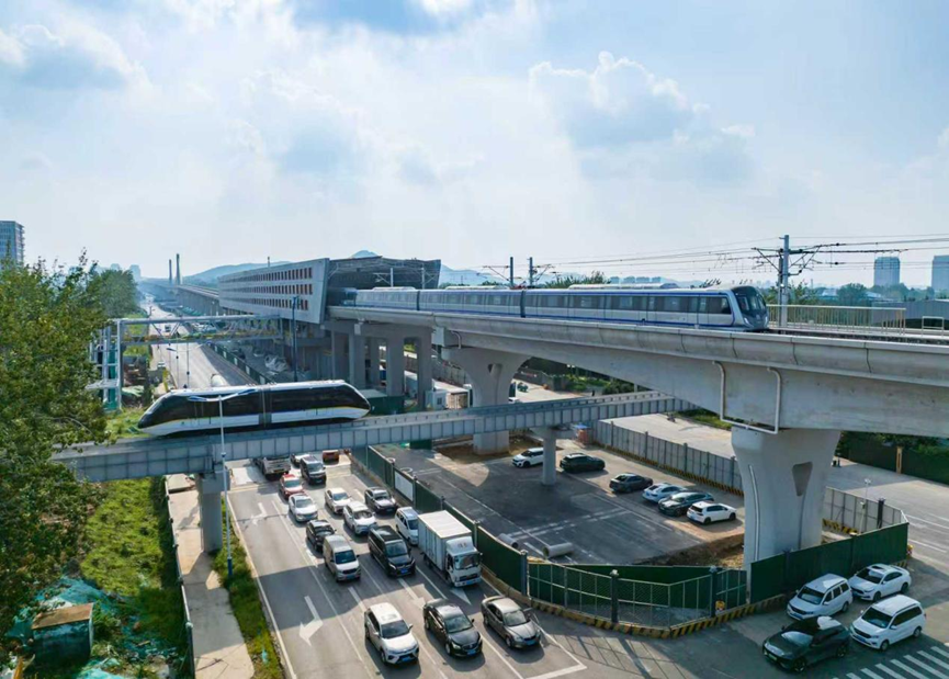 济南轨道交通8号线和济南高新东区云巴在春博路站同框