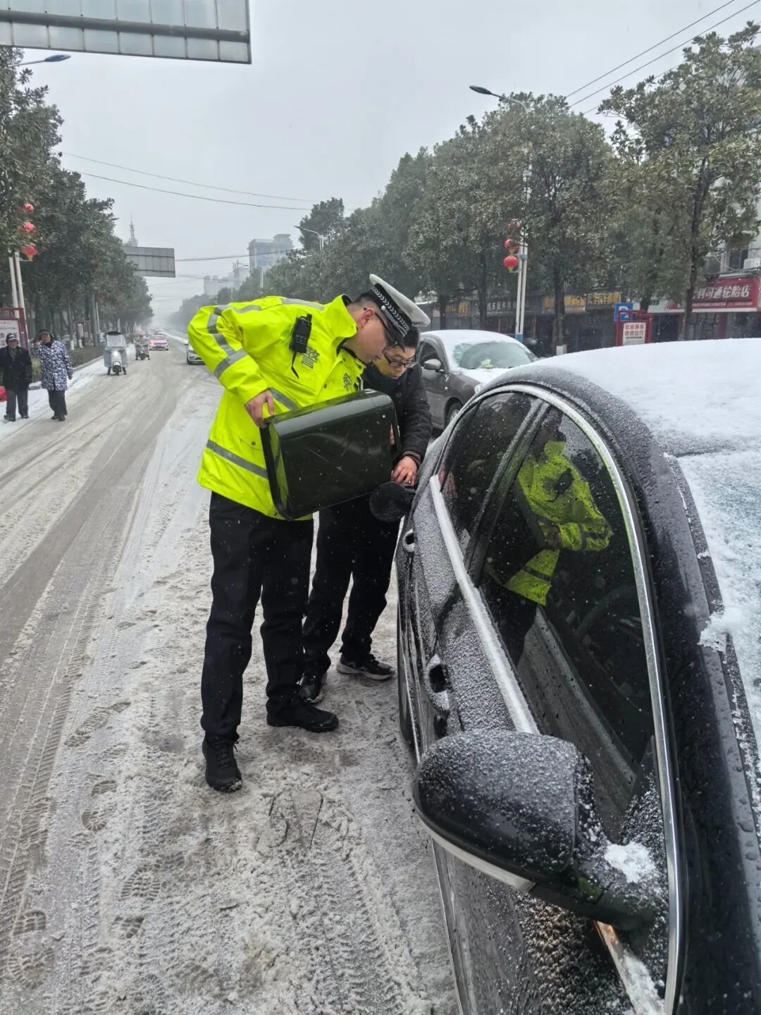 一辆机动车横向停在道路中央，车内并无驾驶人。该车因燃油耗尽抛锚，驾驶人已前往购买汽油，驾驶人返回后，两人主动协助其加注汽油 (2).jpg