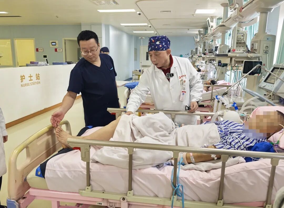 贾颐教授为张先生检查身体