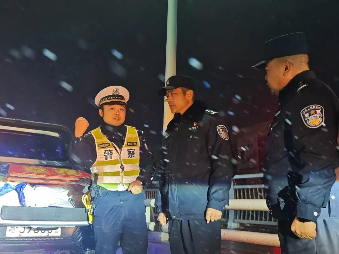 桃源大队民辅警坚守一线，巡逻值守，排查隐患、加固标识提示牌，并对路面进行防冰处置。县人民政府副县长、公安局长毕涛和交管大队长聂洵，分别带队进行不间断夜间督导 (3).jpg