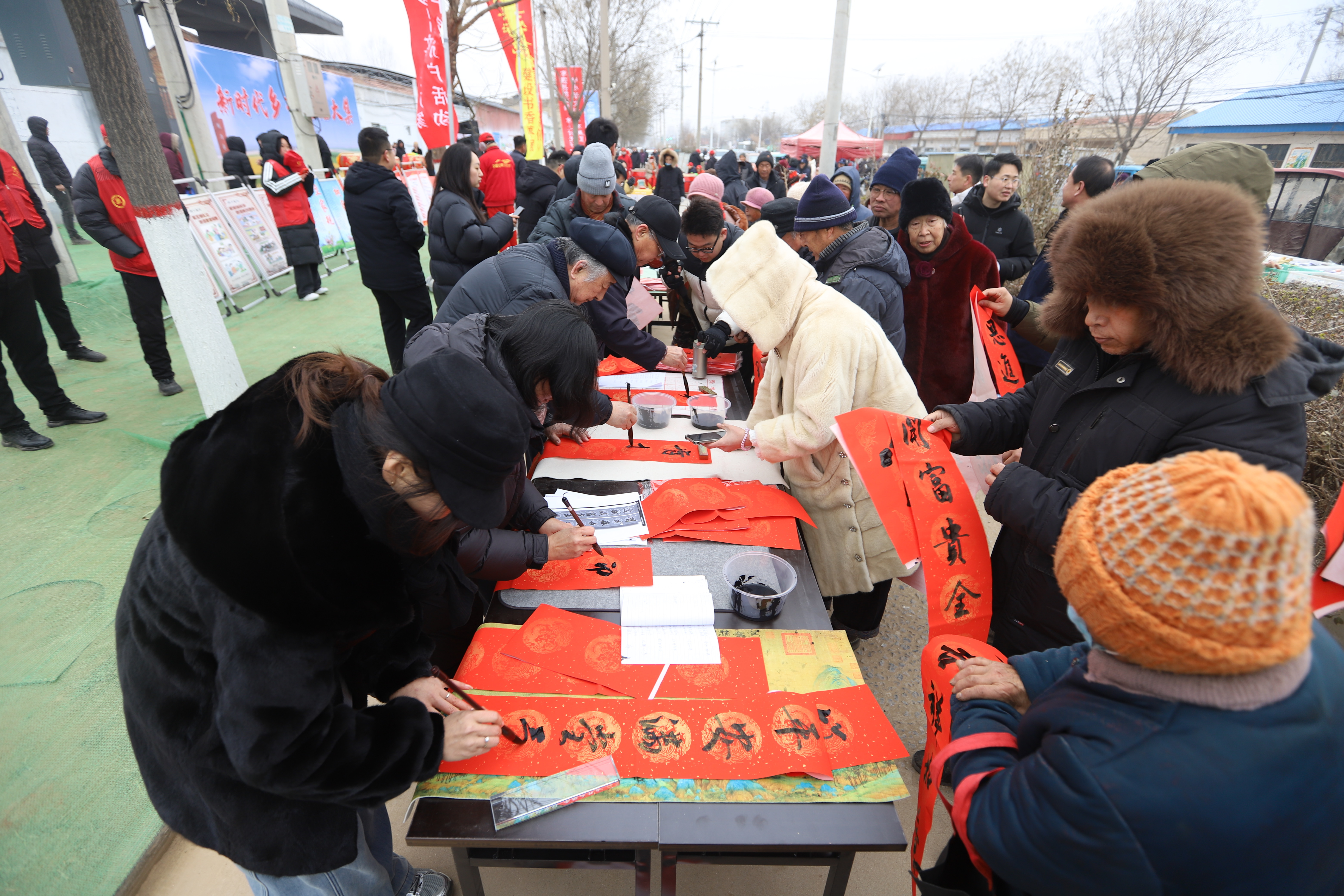 1月16日,河北省衡水市2026年“三下乡”集中示范服务活动枣强县恩察镇主会场“新时代乡村文化大集”上,书法爱好者为村民写对联。尹鹏举 摄