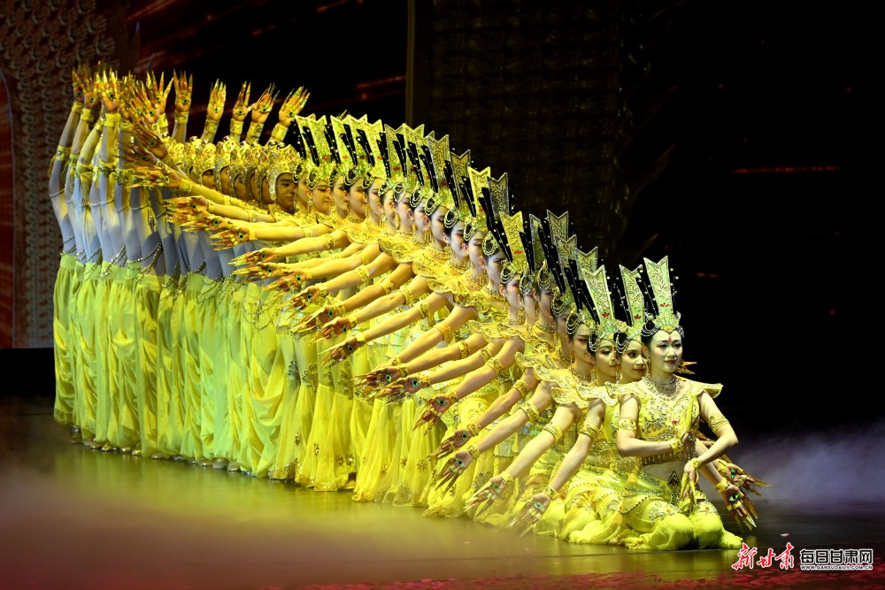 中国残疾人艺术团演员在甘肃敦煌大剧院表演大型情景音画剧《千手千眼》