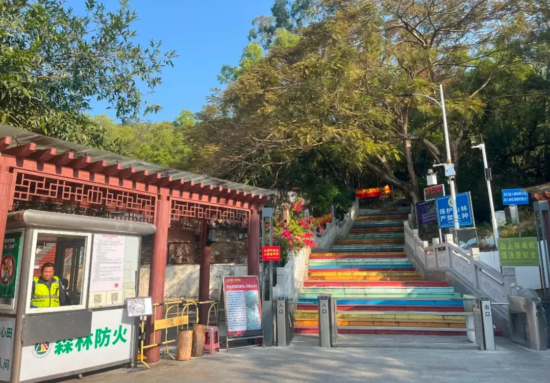 孖髻山登山口“闸机+人工”双重守护