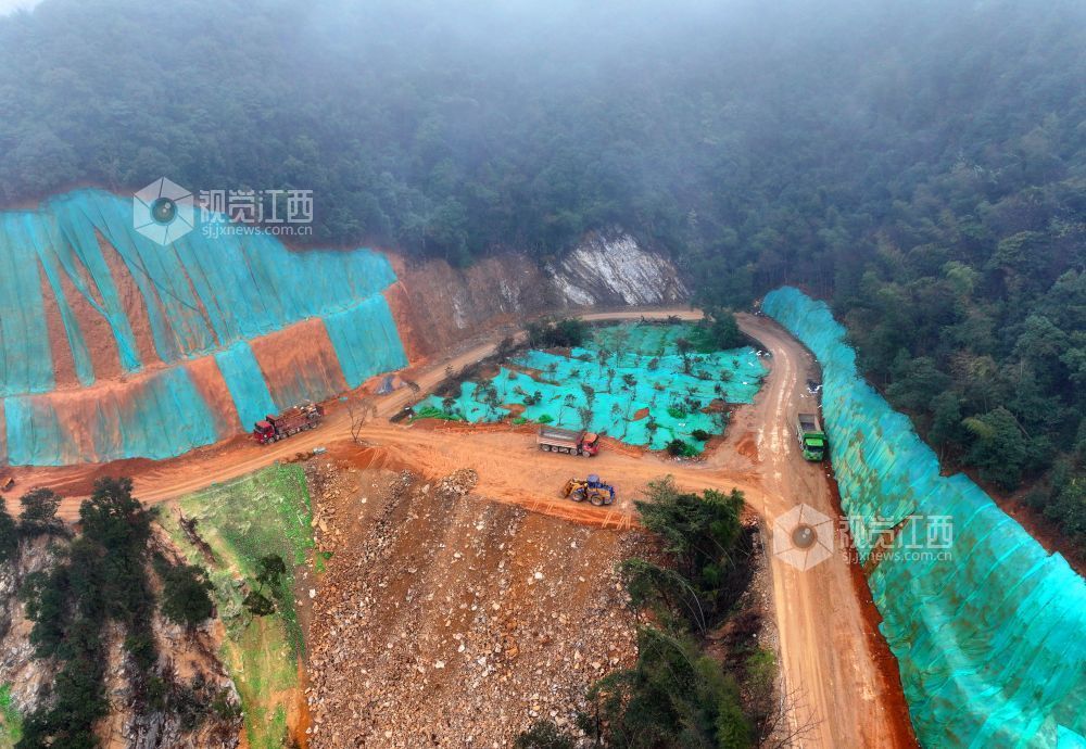 2026年1月21日,江西省吉安市泰和县水槎乡山区公路正在建设施工。