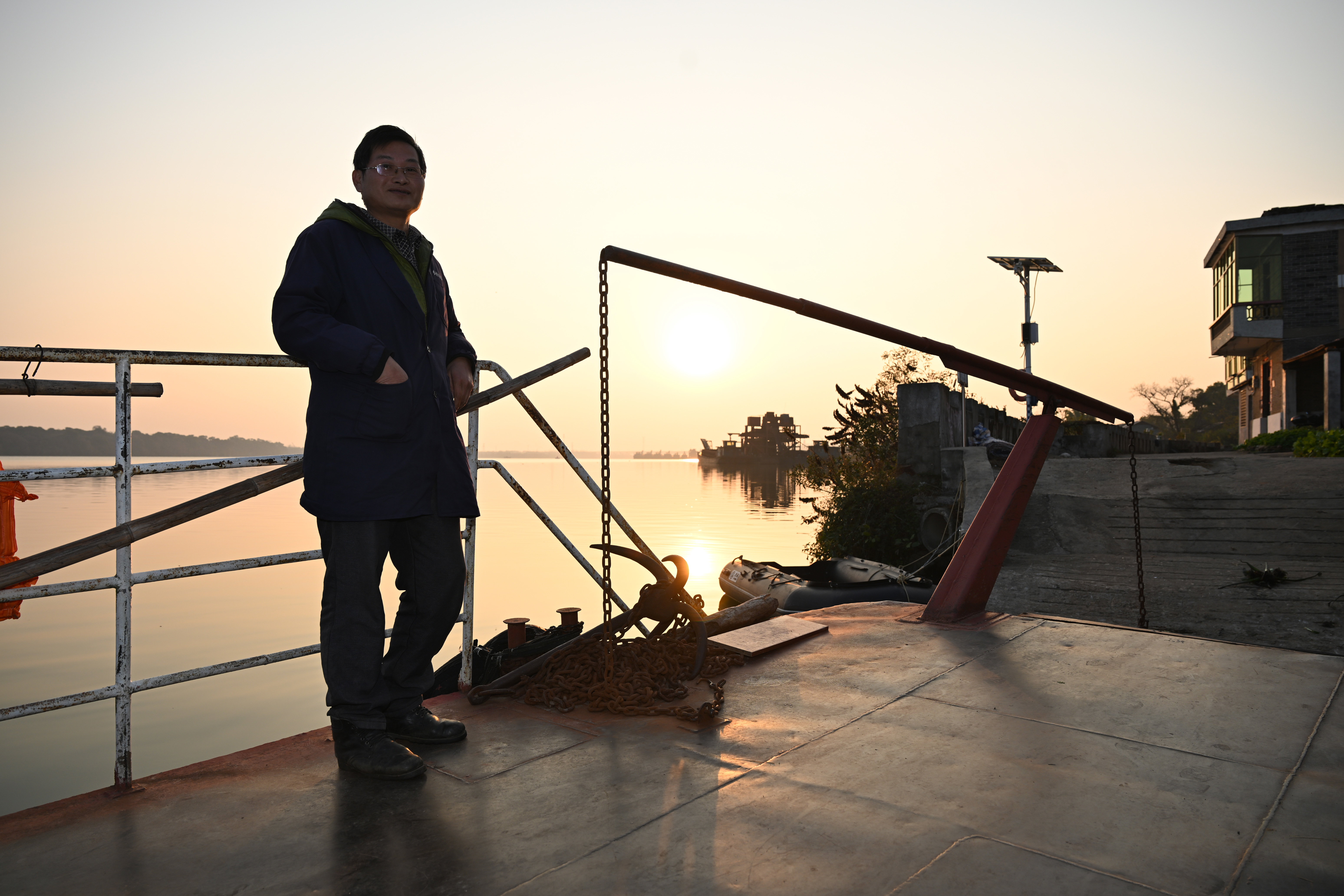 ▲2025年12月26日,沿溪渡口渡工康宏松在渡船上等待乘客。