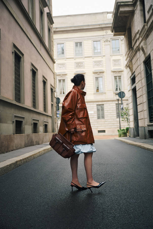 贾玲街头漫步，棕皮衣配黑高跟超吸睛。