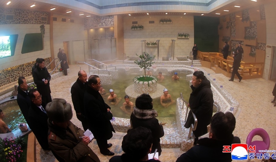 金正恩出席劳动者休养所竣工典礼,坐温泉边与民众交谈