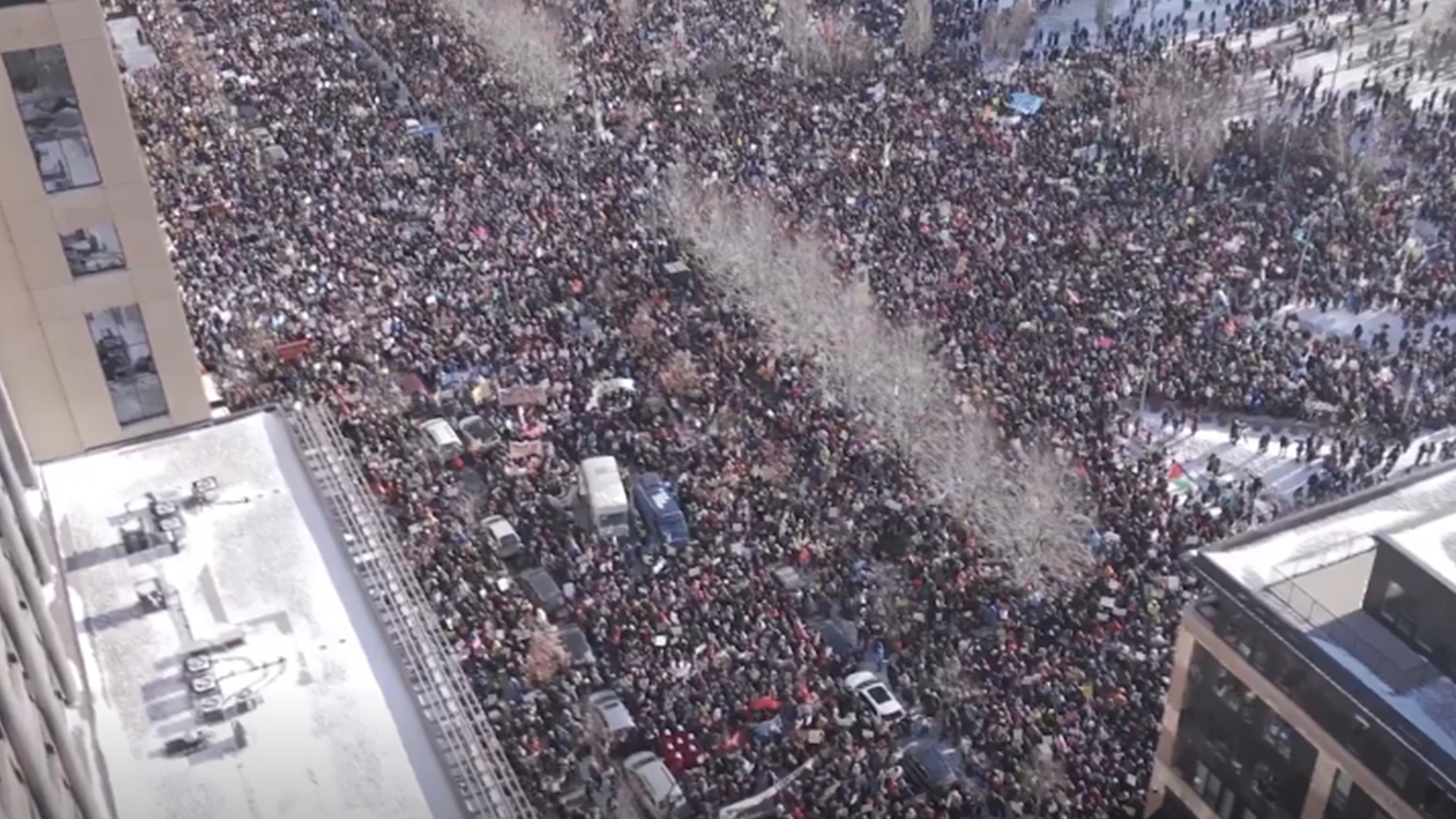 美国明尼苏达州数十万人严寒中罢工抗议，高喊ICE滚蛋