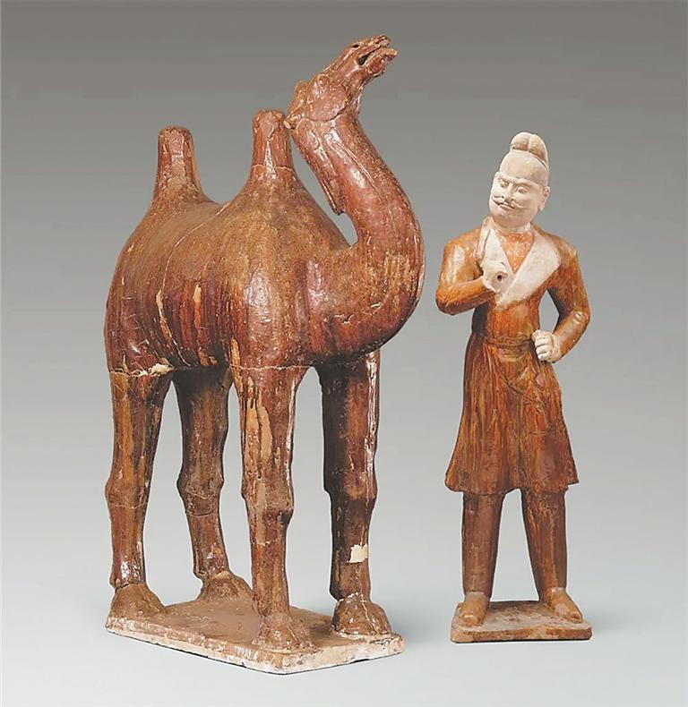 唐代陶骆驼与三彩牵驼俑