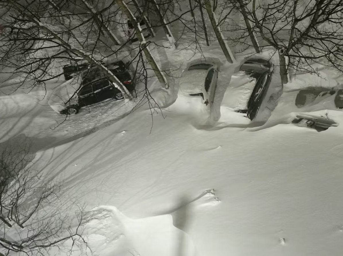 积雪堆起数米!俄远东地区