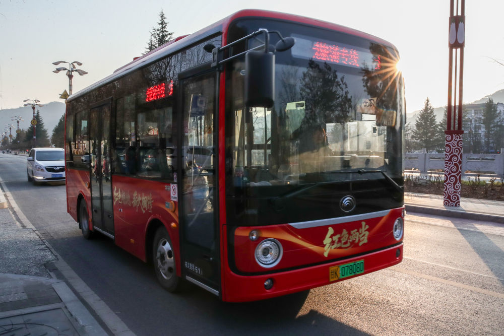 1月17日,一辆免费公交在甘肃省陇南市两当县的马路上行驶。新华社记者 郎兵兵 摄