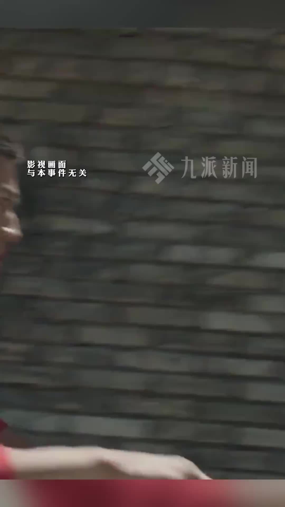 8岁孩子被12岁小孩骑车撞倒，父亲扇打骑车小孩被行拘