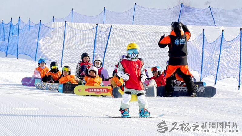 雪假期间，学生在阿勒泰将军山国际滑雪度假区，感受冰雪运动魅力。李怡然摄