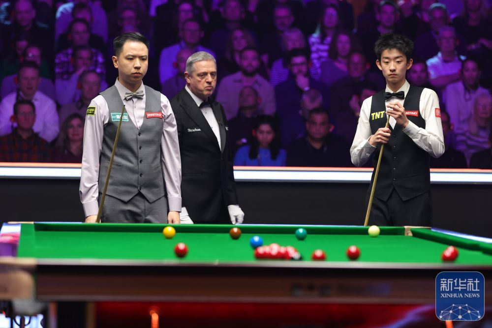 ↑吴宜泽（右）和肖国栋（左）在比赛中（图源：新华社）