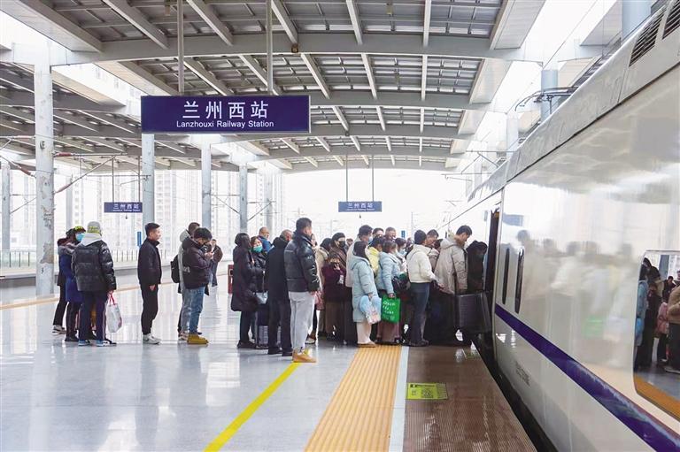 旅客在兰州西站乘车