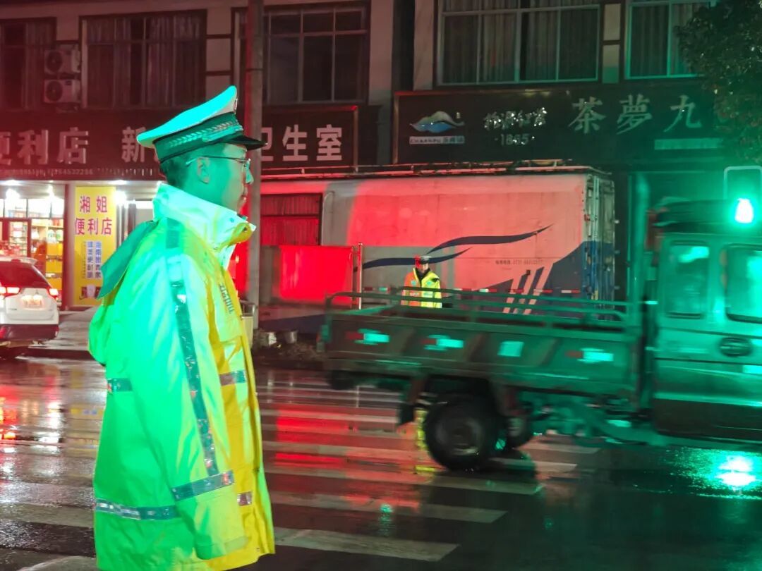 茶庵铺与交警开展国道巡逻和交通劝导 (9).jpg