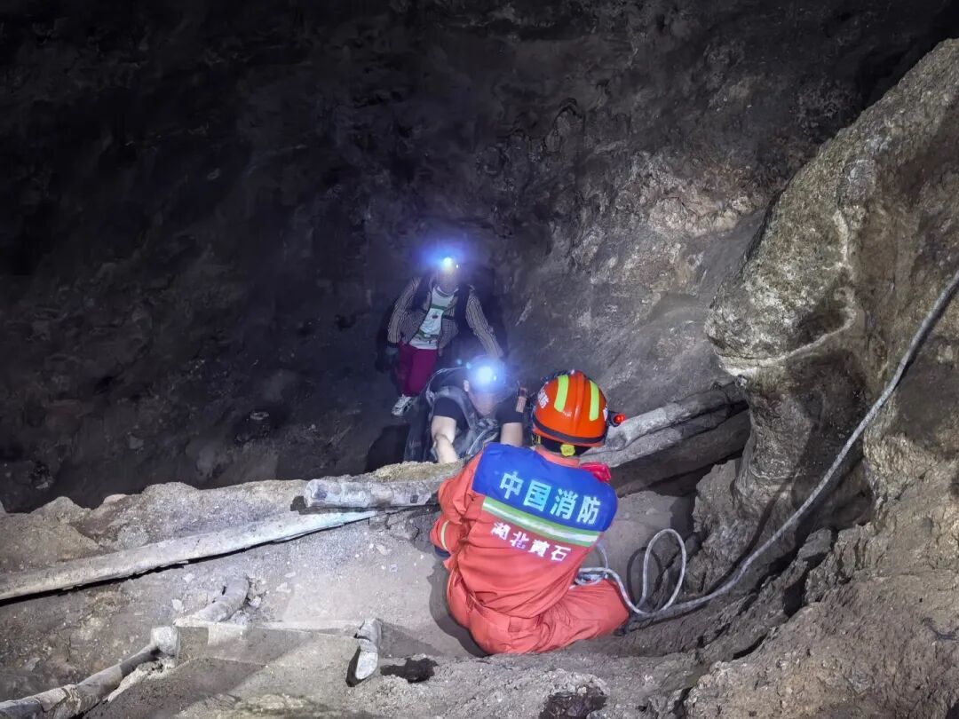 湖北黄石两男子探险被困25米深洞