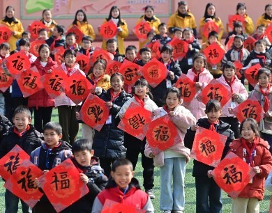 江西万载：书法送“福”迎新年