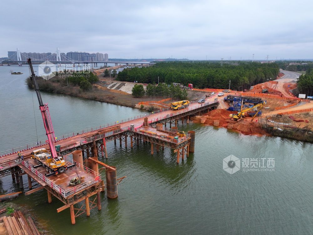 2026年1月20日，江西省吉安市泰和县省道S221改建工程云亭大桥正在建设施工。