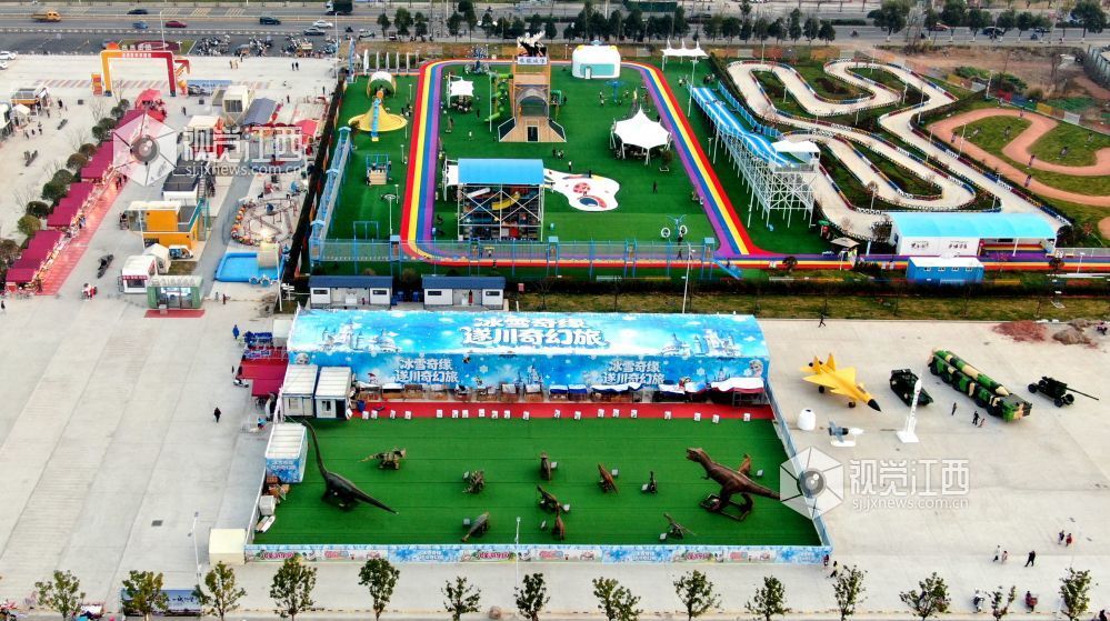 2026年1月20日，江西省遂川县文化产业中心主广场化身新春欢乐场，市民游客在此沉浸式体验潮玩项目，尽享文旅融合的独特魅力。