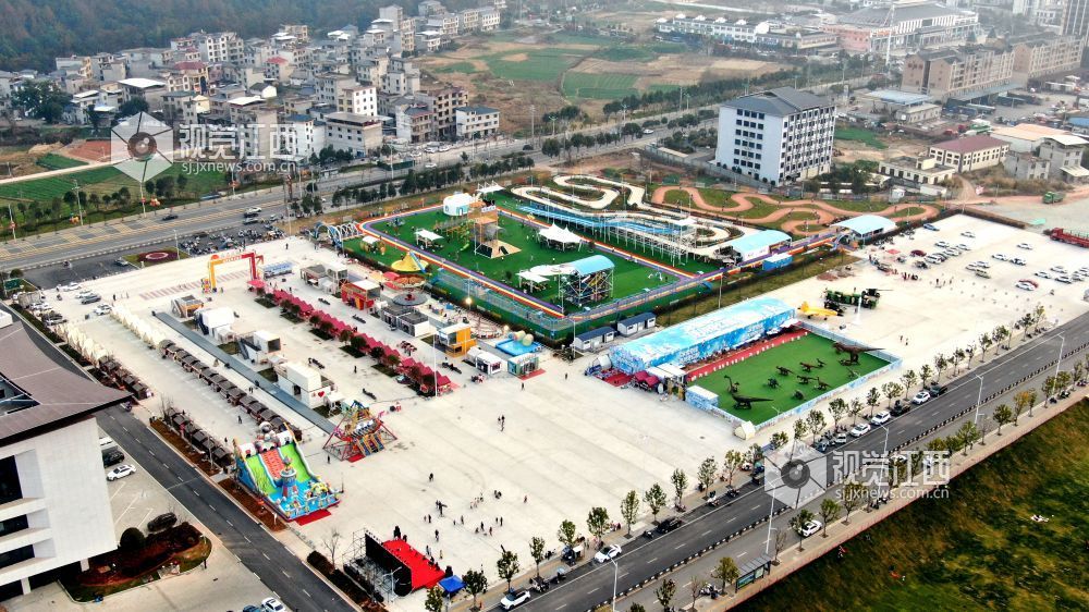 2026年1月20日，江西省遂川县文化产业中心主广场化身新春欢乐场，市民游客在此沉浸式体验潮玩项目，尽享文旅融合的独特魅力。