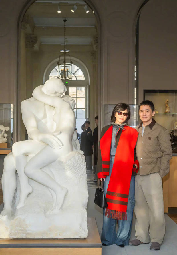 搜狐娱乐讯 近日，刘嘉玲梁朝伟罕见合体出席活动。二人穿搭简约默契，尽显优雅大方。