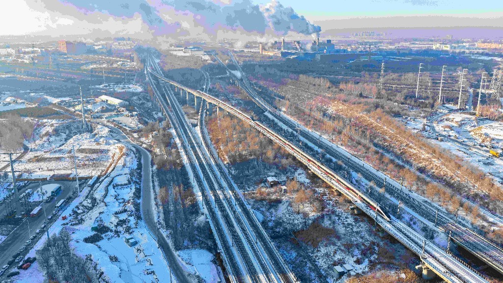 行进中的动车组列车