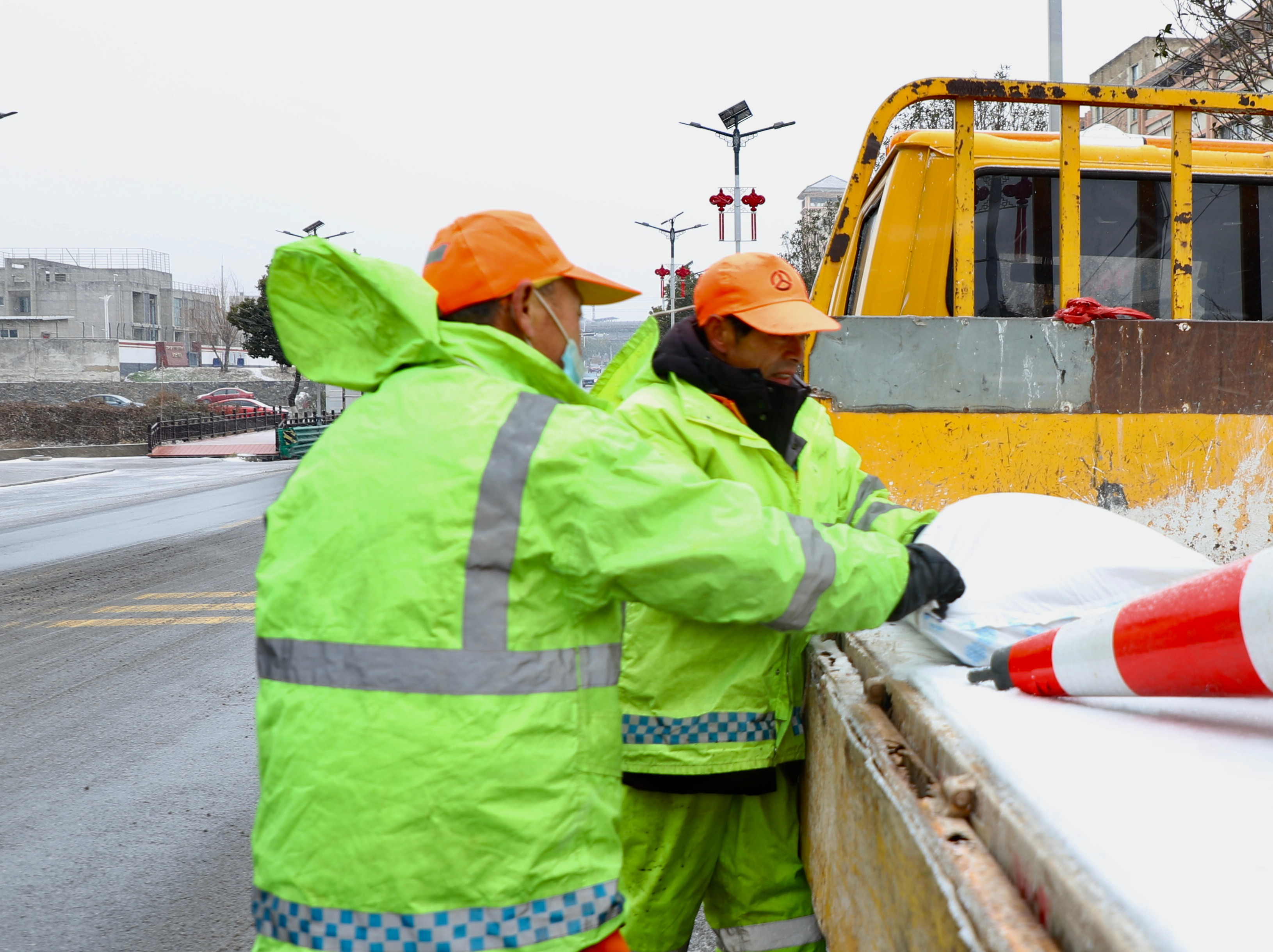 九江湖口：昼夜坚守抗严寒 多措并举保畅通