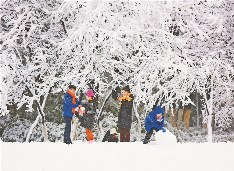 2024年1月22日,市民在南昌人民公园赏雪拍照。大江视觉 段长征摄