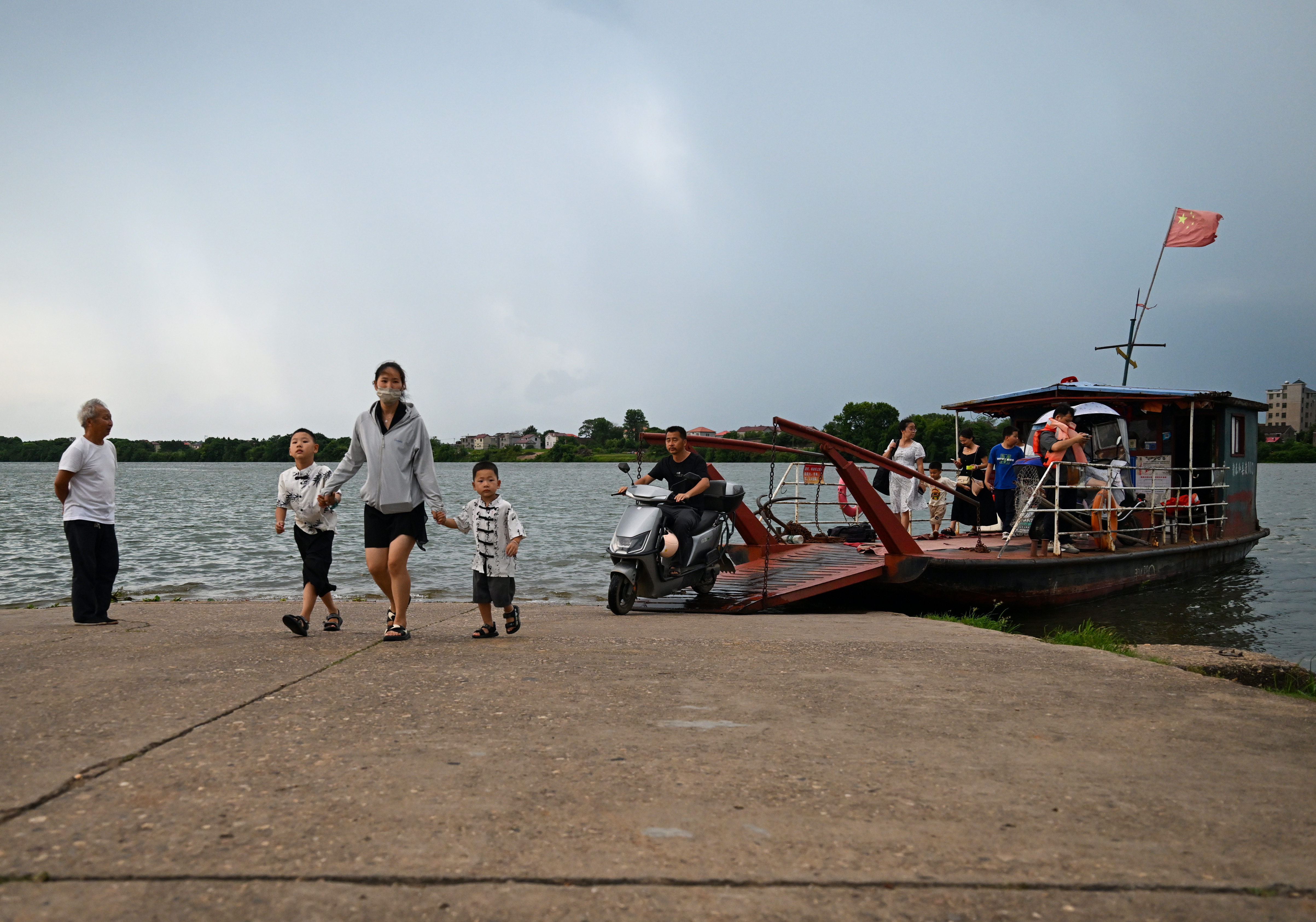 ▲虽然建有大桥,渡口旁边的村民乘坐渡船往来于县城和塘洲圩镇还是更加方便。