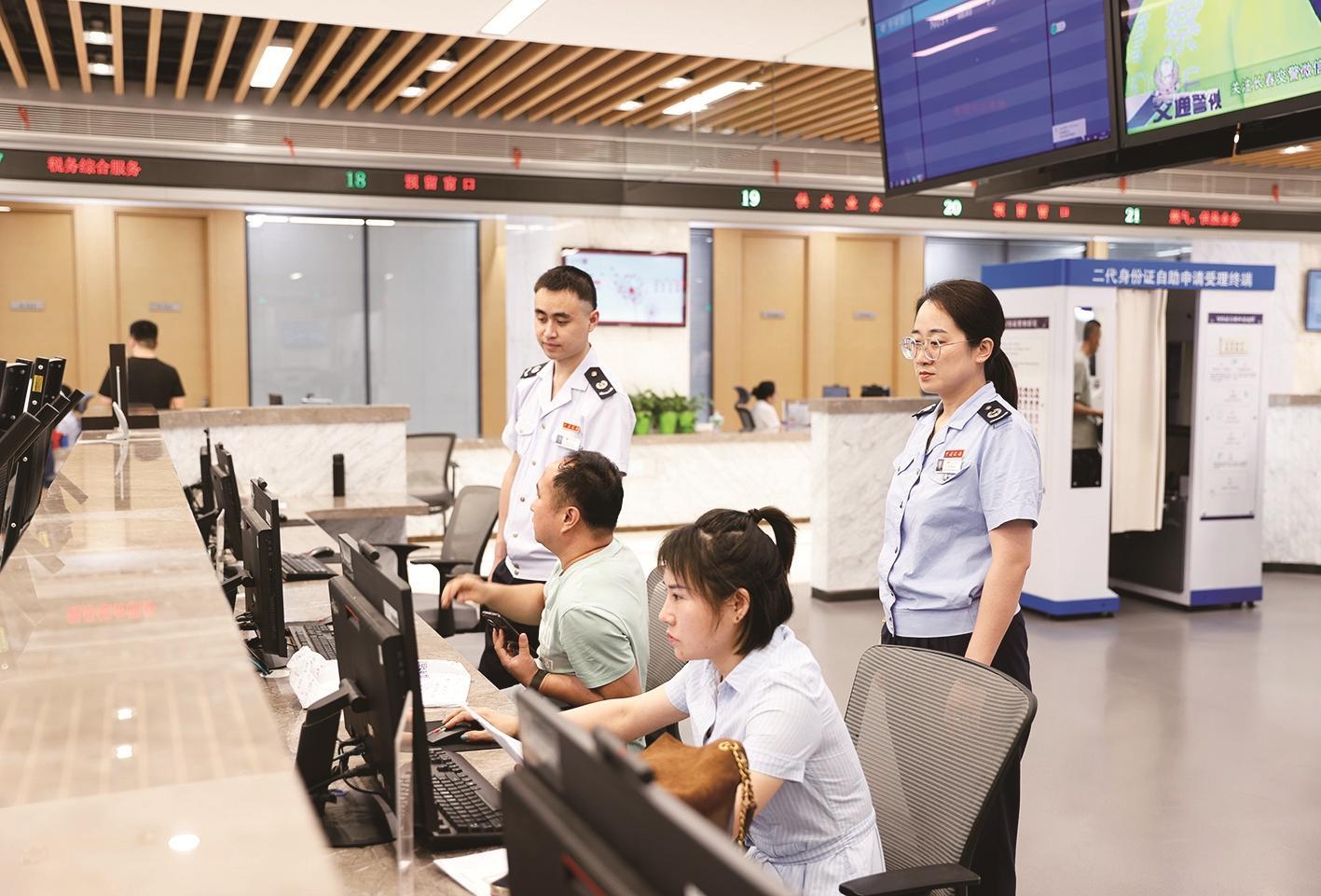 长春新区政务服务“午间不间断”“延时服务”让群众少等甚至不等，需求在服务就在。