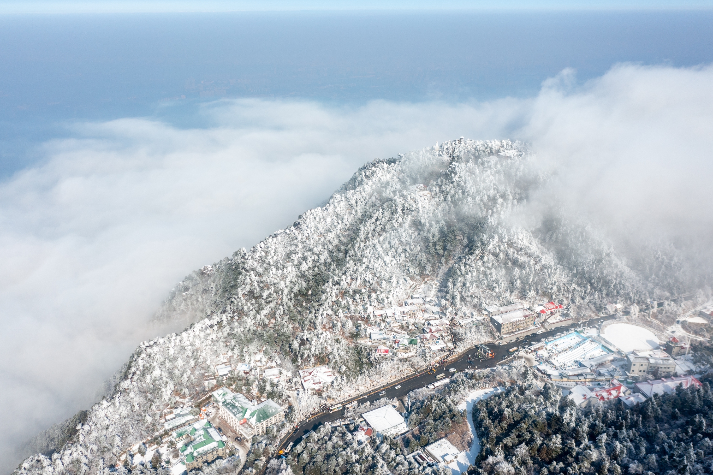 ▲1月22日，庐山小天池银装素裹，在云雾的衬托下，宛若一幅水墨画。