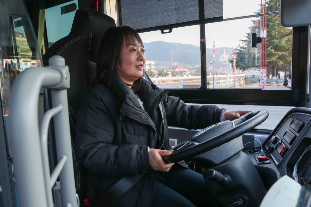 1月17日,一名驾驶员在甘肃省陇南市两当县驾驶免费公交。新华社记者 郎兵兵 摄