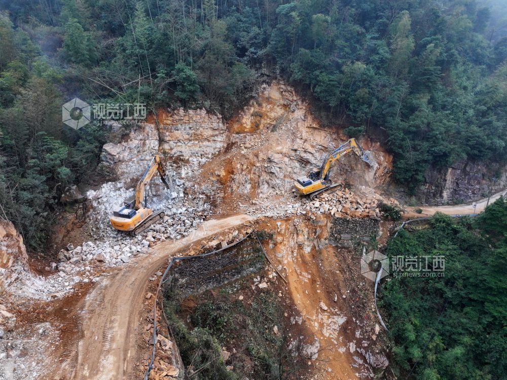 2026年1月21日,江西省吉安市泰和县水槎乡山区公路正在建设施工。