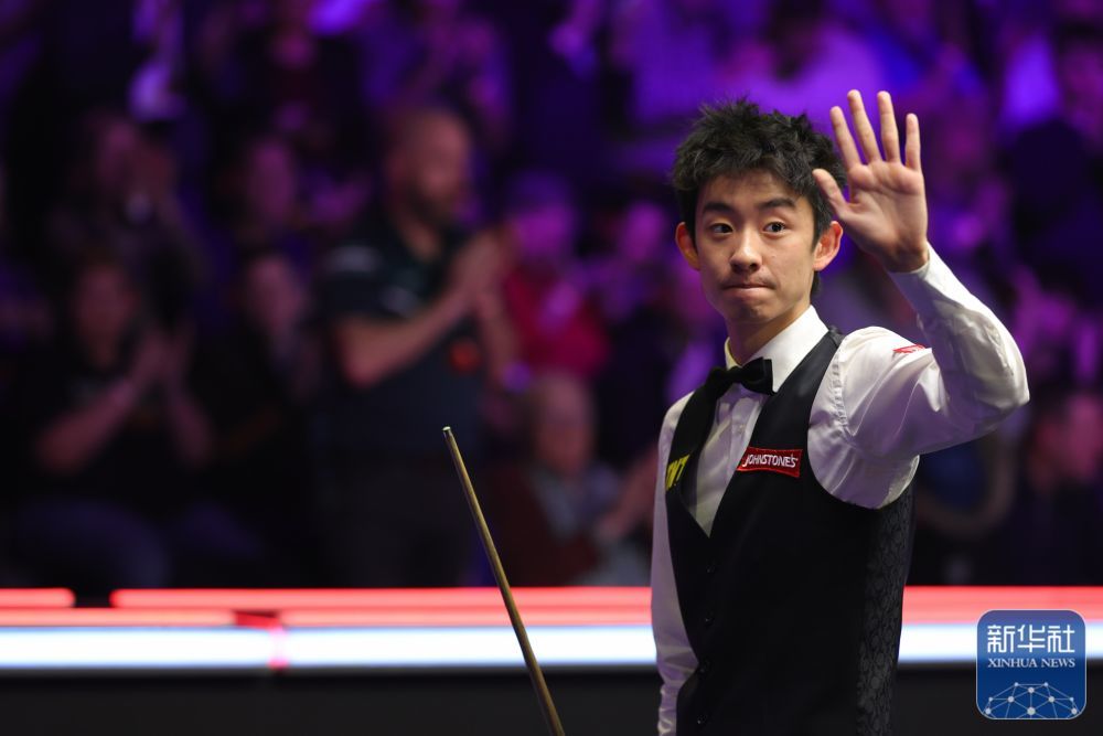 ↑吴宜泽在比赛后向观众致意（图源：新华社）