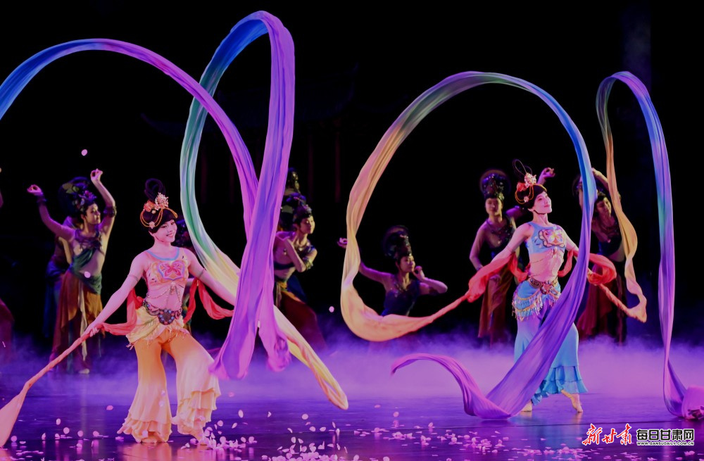 中国残疾人艺术团演员在甘肃敦煌大剧院表演大型情景音画剧《千手千眼》