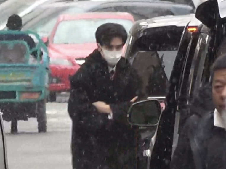 宋威龙雪中现身2026央视春晚首次联排。