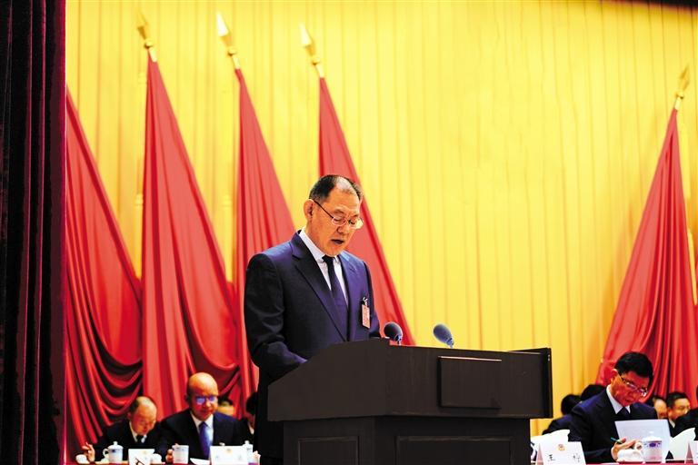 市政协主席王宏作工作报告　本报记者　马军　摄