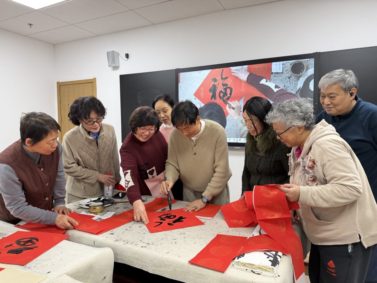 1月9日，石家庄市老年大学师生在写“福”字。 石家庄市老年大学供图