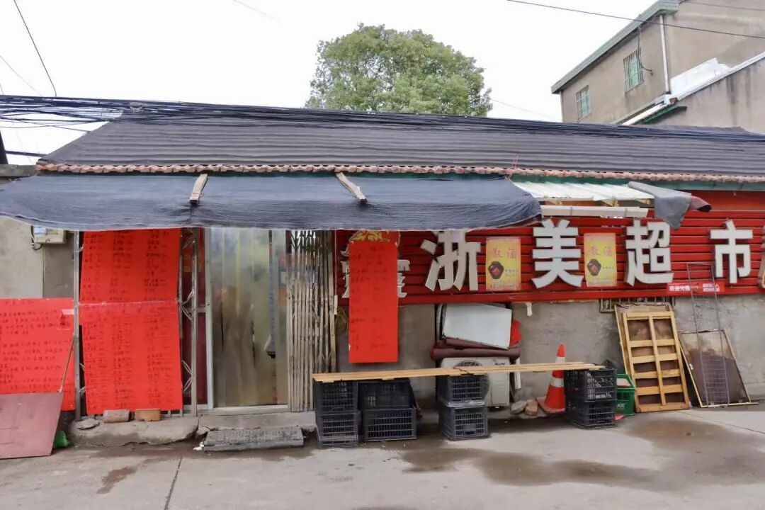 小港有家“小店”，店外的牌子很醒目……