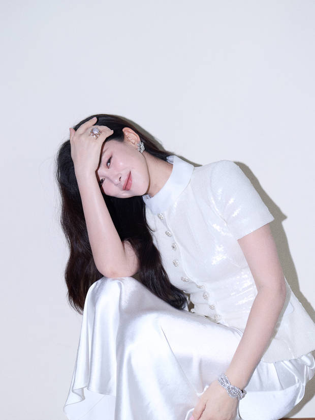 朱珠浅笑垂眸，温柔又带着松弛感。