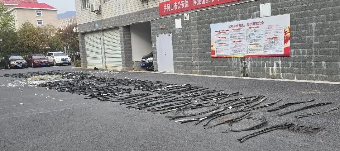 ▲民警将被盗电缆线的外皮找回。