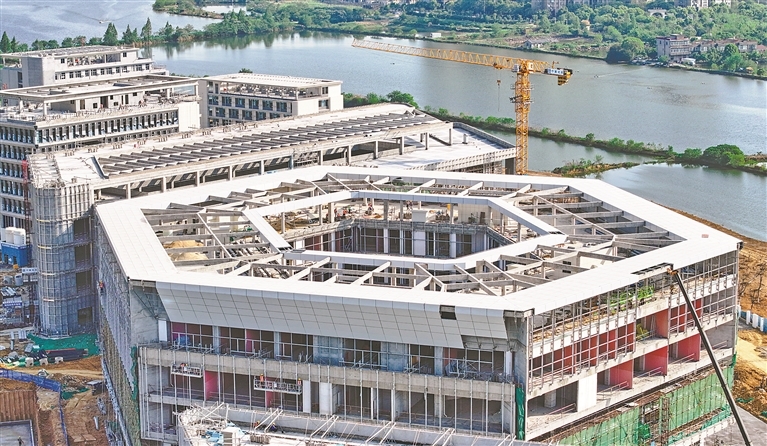 2025年4月18日,中建三局施工人员在南昌瑶湖科学岛外墙吊篮上进行幕墙施工。江西日报全媒体记者 张翰林摄